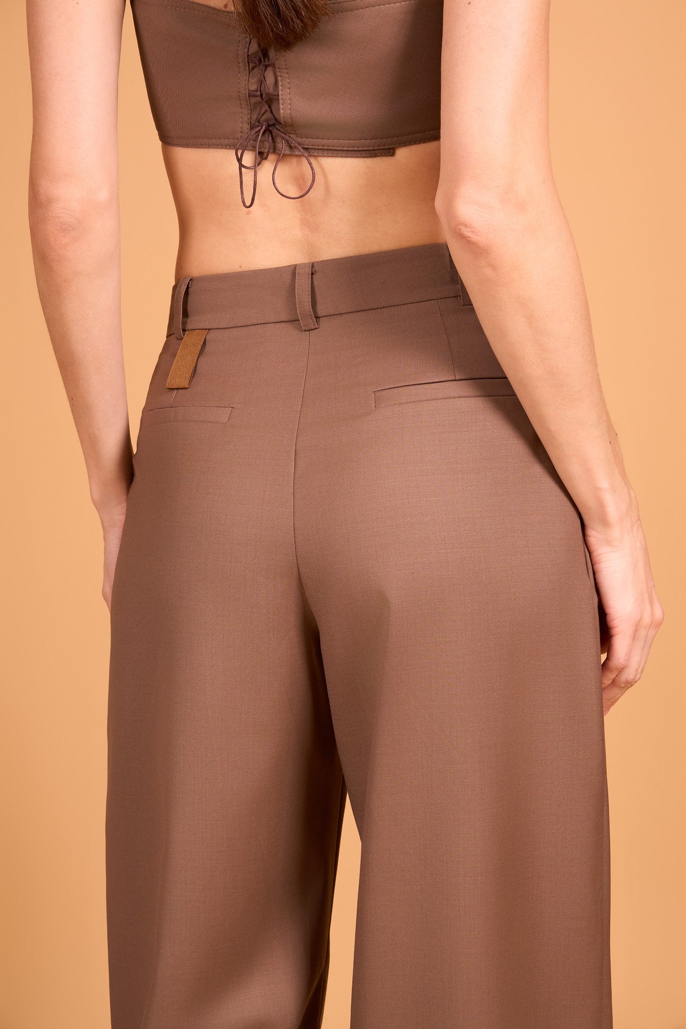 PLISSÉ FOUNDATION TROUSER WARM TAUPE