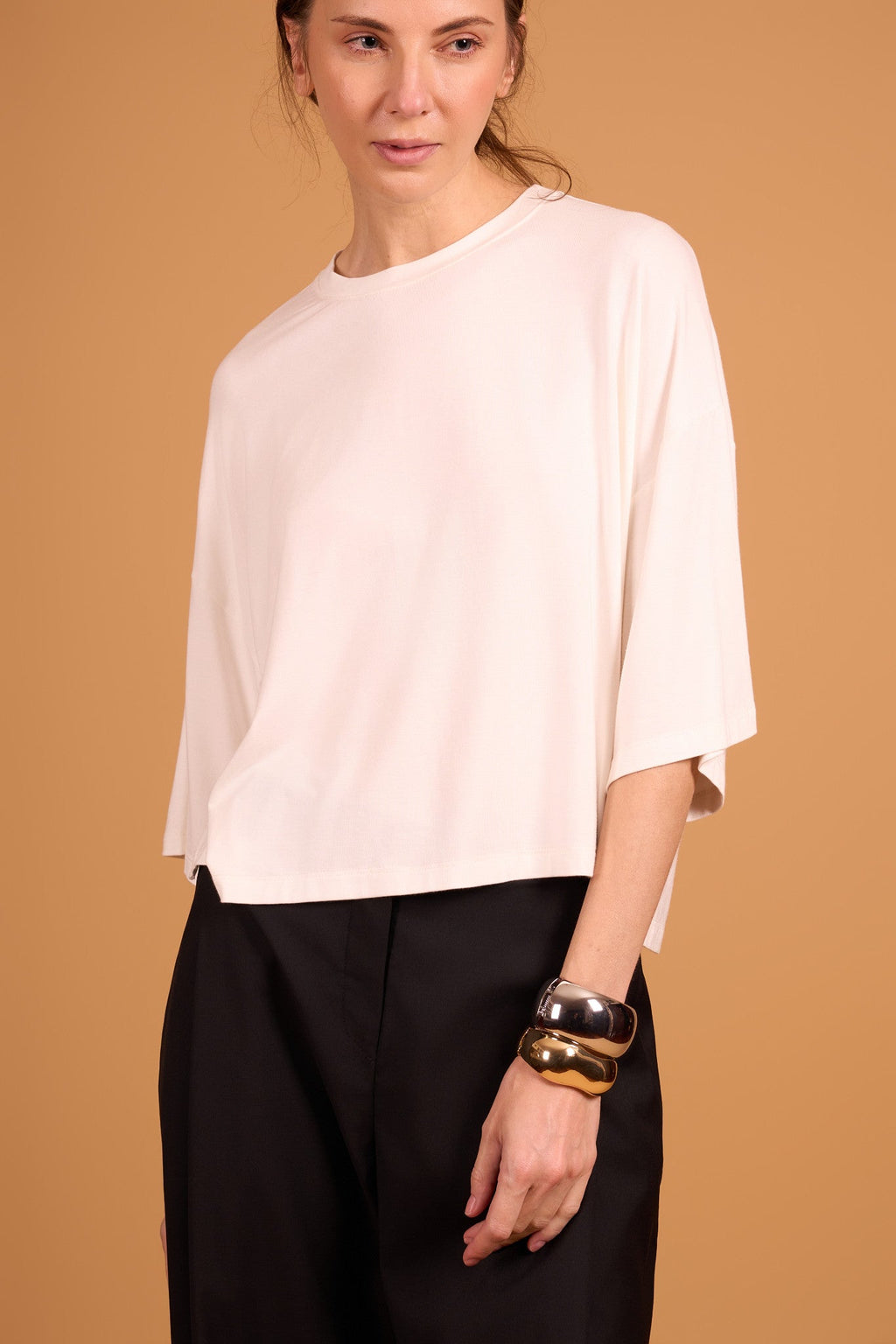 Fluid Diamond Tee Off White - detalle de textura de viscosa diamante