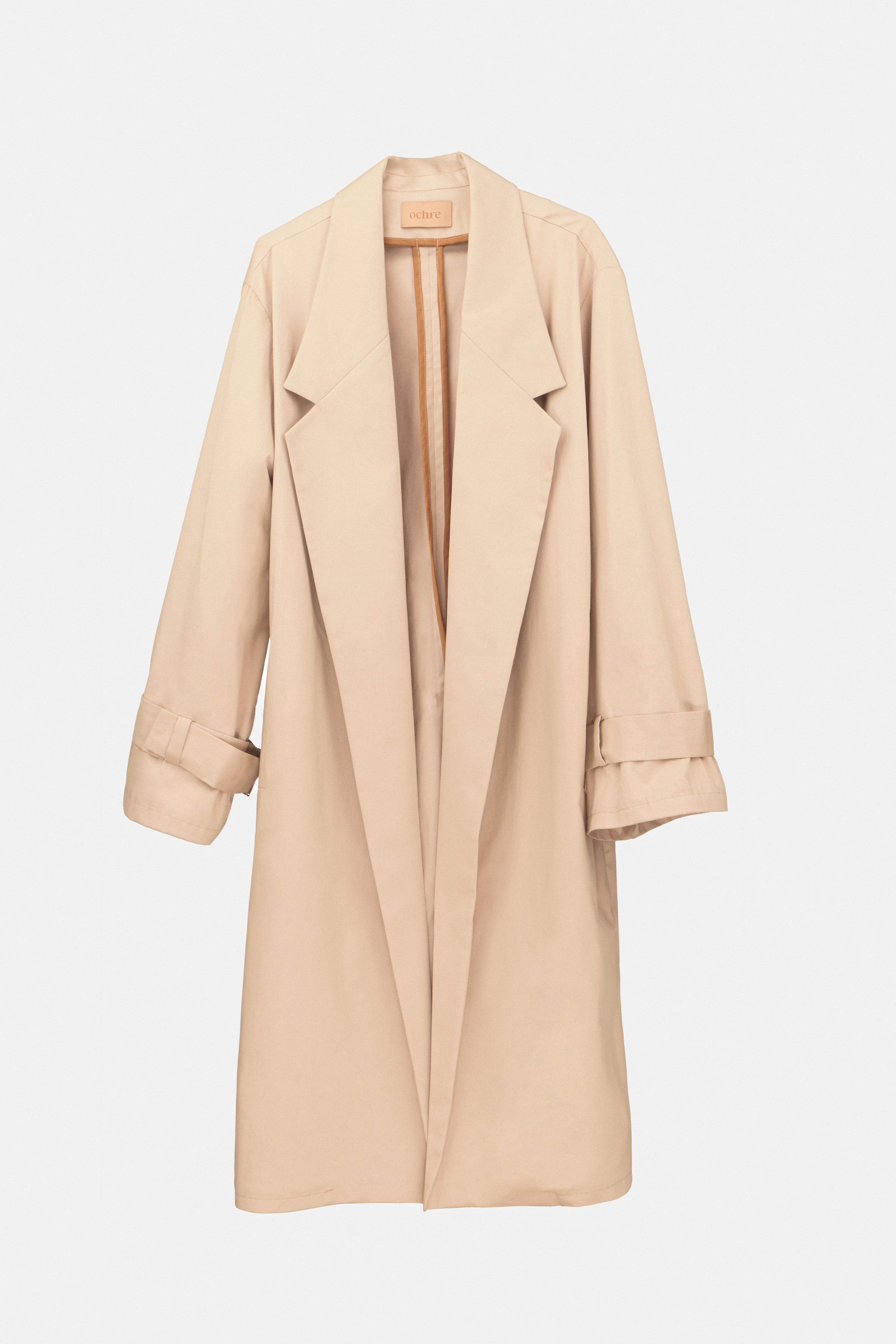 Statement Coat Sand - vista frontal en campaña, abrigo arena cálida Ochre