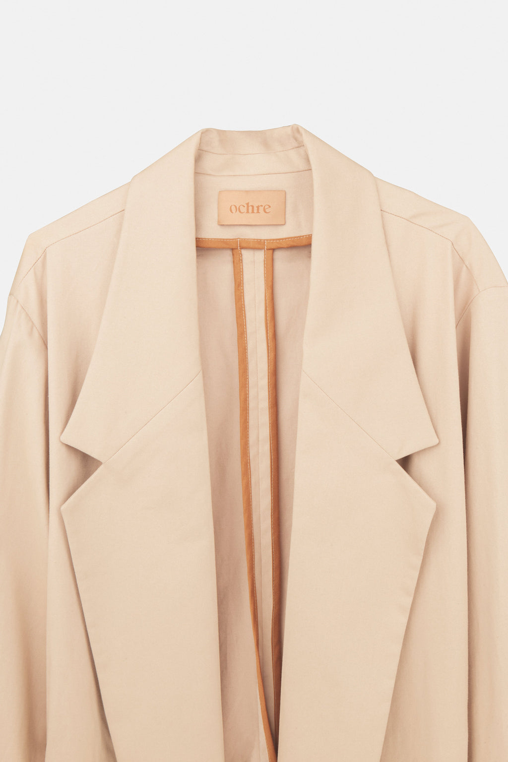 Statement Coat Sand - vista de perfil en campaña
