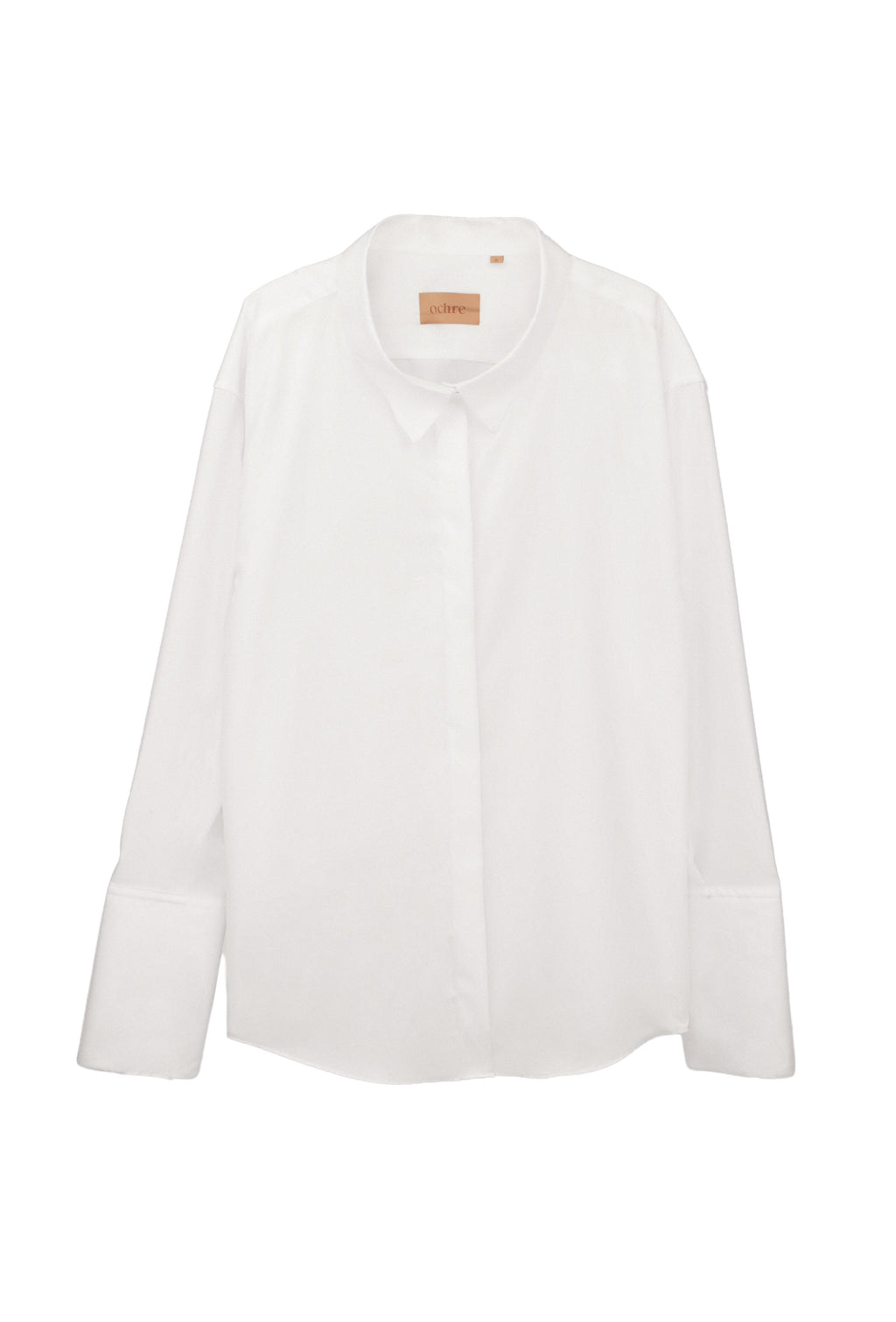 Drama Collar Shirt Optic White - detalle de cuello en campaña