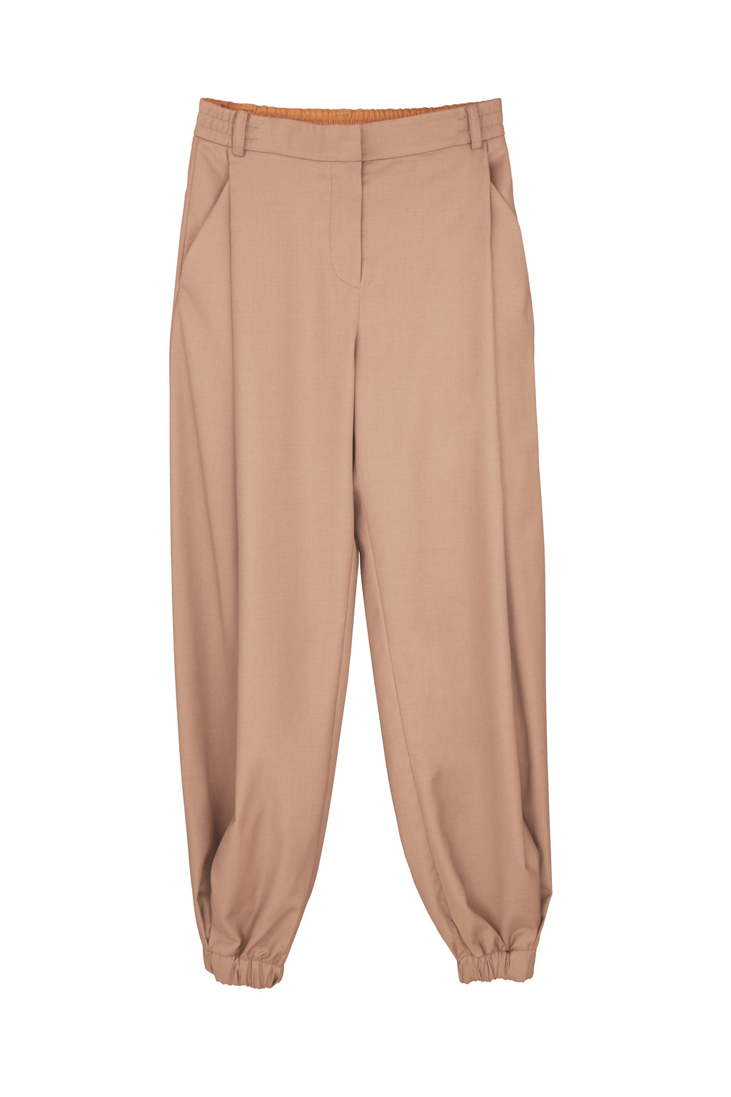 Quiet Swing Trouser Warm Taupe - vista frontal en campaña, pantalón neutro cálido Ochre