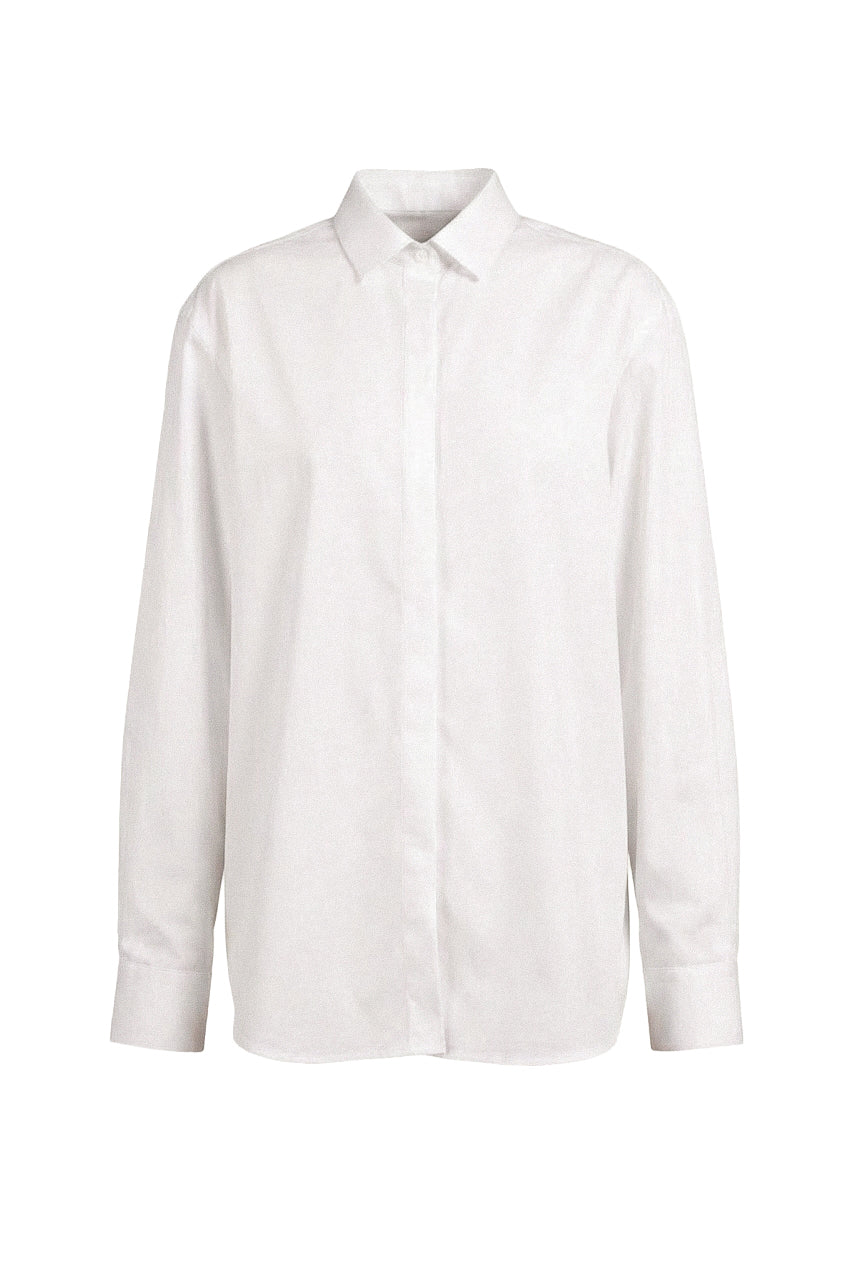 Tailored Base Shirt Optic White - look editorial de frente, camisa blanca Ochre