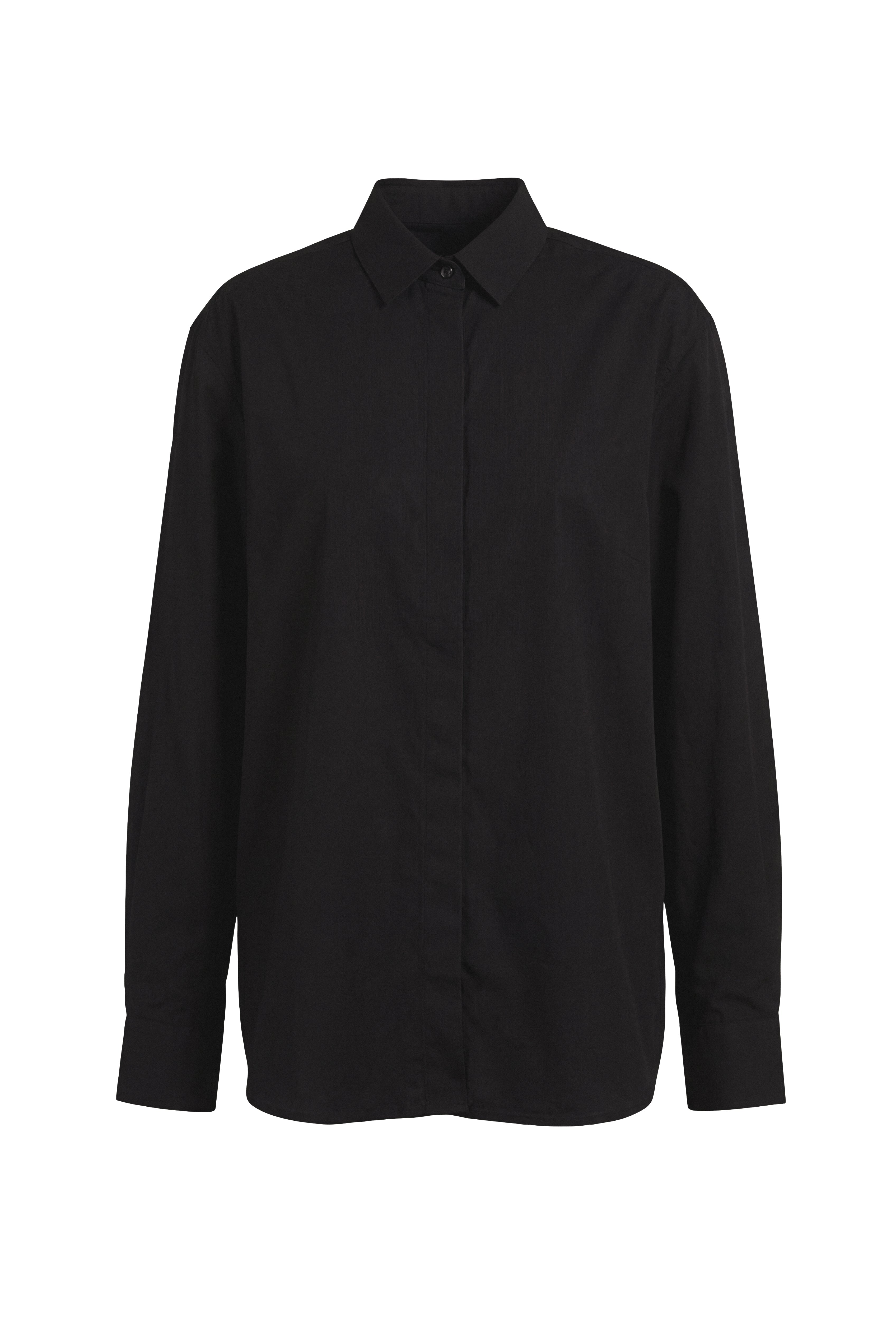 Tailored Base Shirt Midnight - look editorial de frente, camisa azul medianoche Ochre