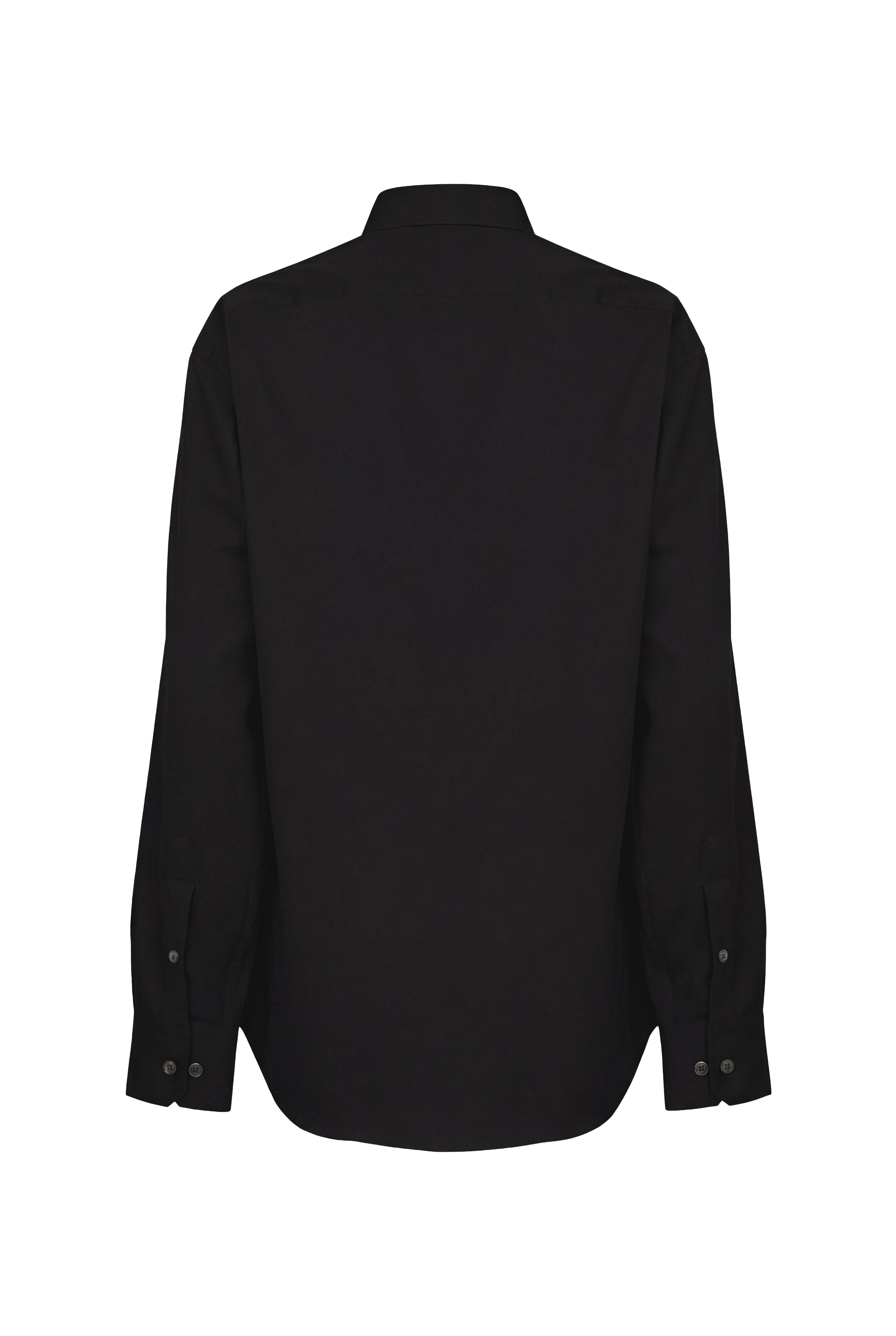 Tailored Base Shirt Midnight - vista de espalda en set editorial