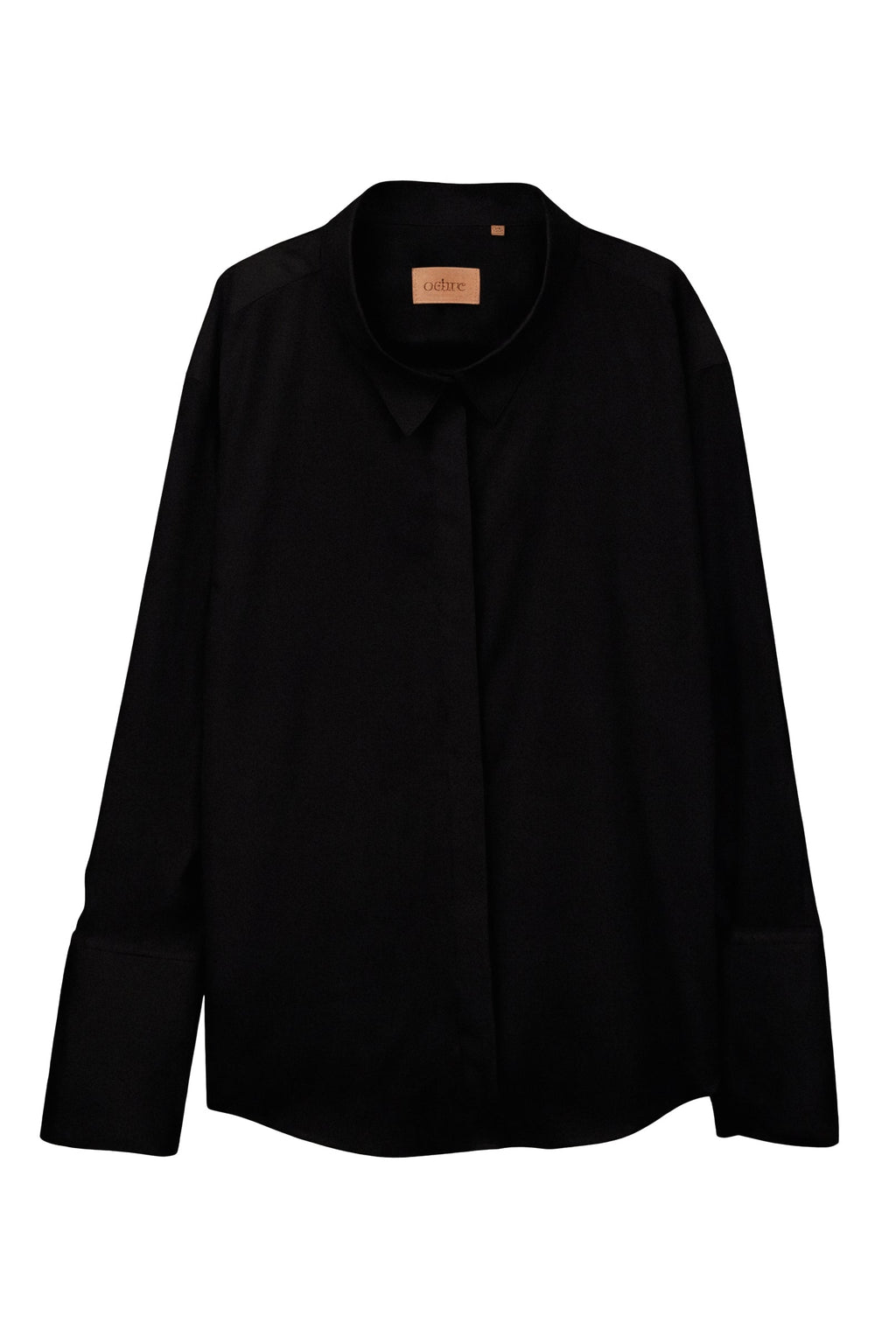 Drama Collar Shirt Yet Black - detalle de cuello en set editorial