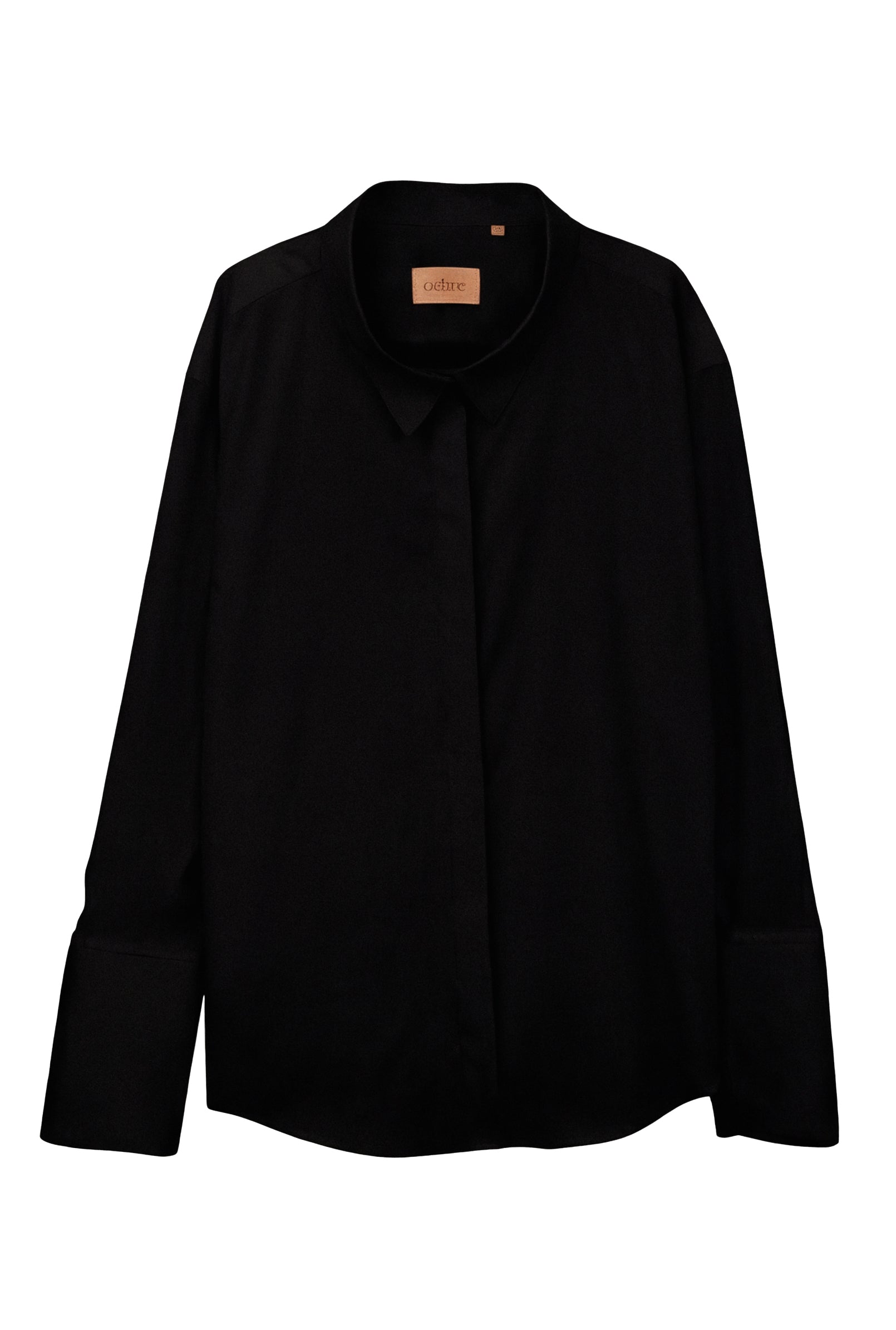 Drama Collar Shirt Yet Black - detalle de cuello en set editorial